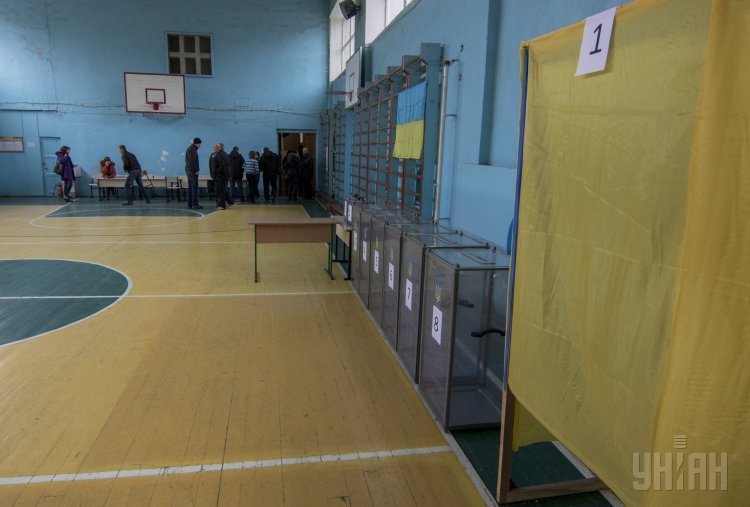 Подготовка к голосвани на выборах в Мариуполе 29 ноября