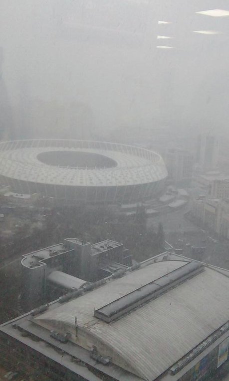 Снегопад в центре Киева. Вид на НСК Олимпийский