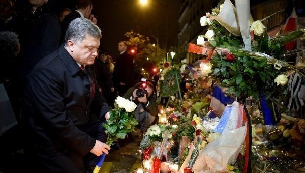 Порошенко почтил память жертв терактов в Париже 13 ноября