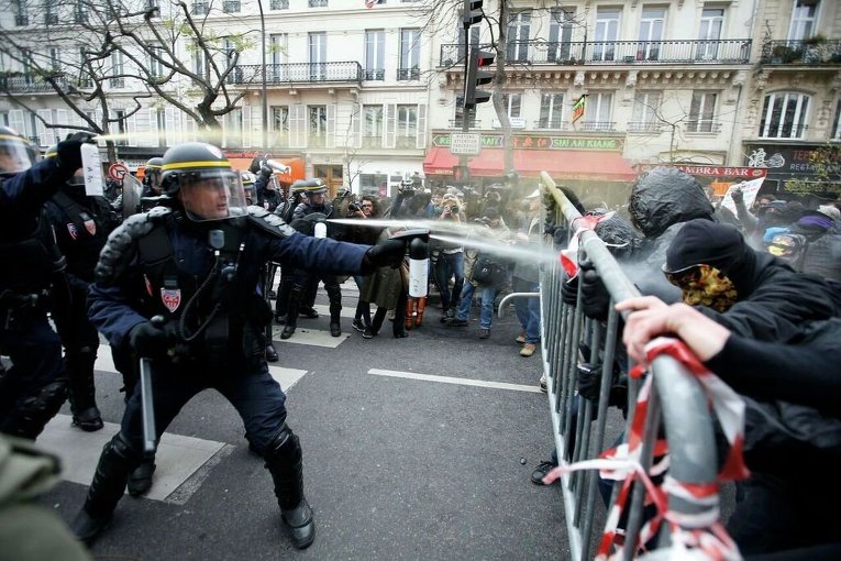 Беспорядки в Париже после демонстрации экологов накануне открытия международной конференции по климату COP21