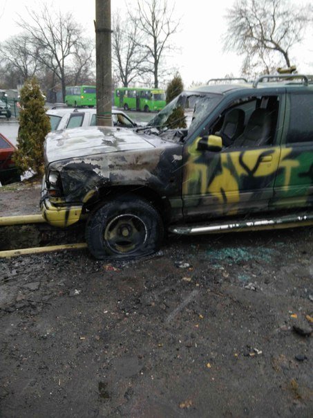 Сгоревший в Харькове автомобиль батальона Айдар