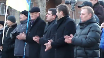 Мэр Славянска отказался взять флаг Украины. Видео