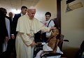 Папа Римский Франциск во время посещения детской больницы в Центральноафриканской республике.