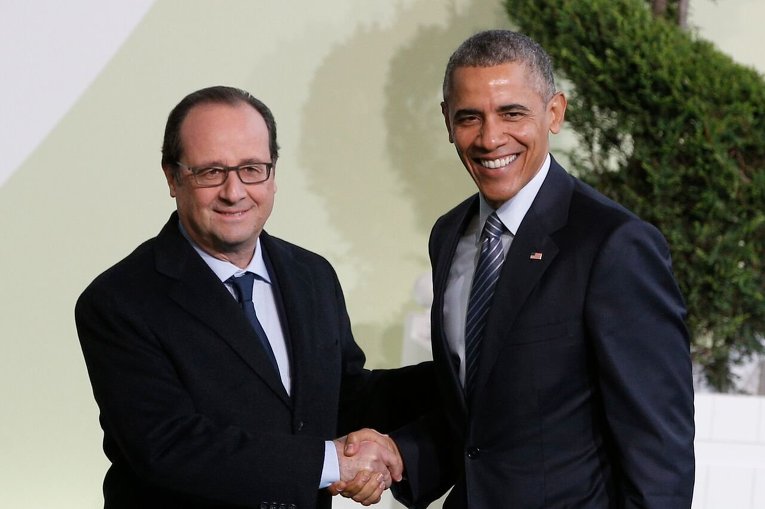 Рукопожатие президента США Барака Обамы и президента Франции Франсуа Олланда на Климатической конференции в Париже.