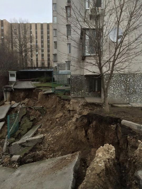 Последствия оползня на Краснозвездном проспекте в Киеве
