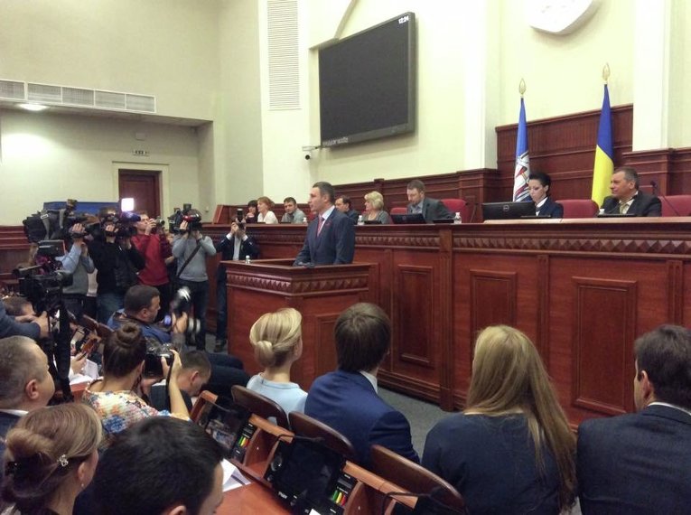 Виталий Кличко на заседании Киевсовета 1 декабря 2015 г.