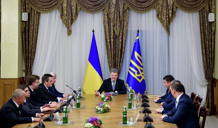 Президент Украины Петр Порошенко на встрече с руководством ГПУ, в том числе с генпрокурором Виктором Шокиным и антикоррупционным прокурором Назаром Холодницким