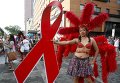Филиппинский транссексуал держит ленту, символизирующую борьбу со СПИДом, 1 декабря всемирный день борьбы со СПИД/ВИЧ