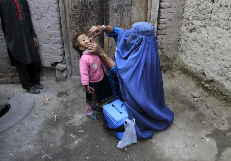 Ребенок в Афганистане получает прививку от полиомиелита