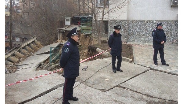 Последствия оползня у дома на Краснозвездном проспекте в Киеве