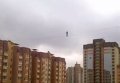 В Воронеже мужчина прошел по тросу, натянутому между многоэтажками