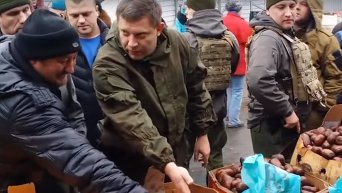 Захарченко на рынке в Донецке взвесил свой пистолет ТТ. Видео