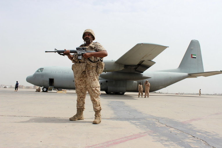 Солдат из Объединенных Арабских Эмиратов стоит на страже рядом с военным самолетом ОАЭ в аэропорту Адена, Йемен