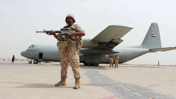 Солдат из Объединенных Арабских Эмиратов стоит на страже рядом с военным самолетом ОАЭ в аэропорту Адена, Йемен