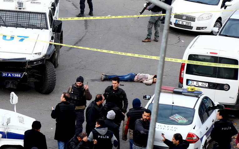 Полиция на месте перестрелки в районе Сур в Диярбакыр, где погибла женщина, Турция