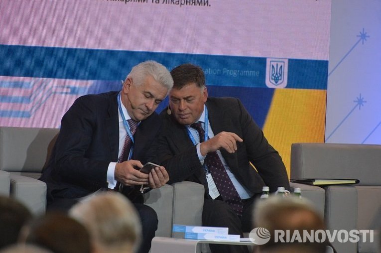 Заместитель главы Федерации работодателей Украины Дмитрий Олейник (слева) на съезде федерации