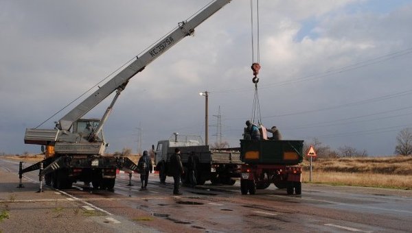 Коммунальщики сносят блокпосты в Запорожской области