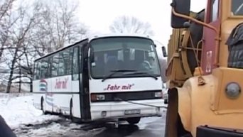 Спасатели вытаскивают пассажирский автобус из кювета в Полтавской области