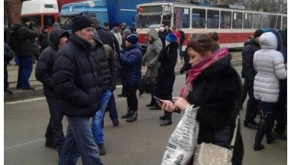 Протестующие предприниматели перекрыли дорогу возле станции метро Черниговская