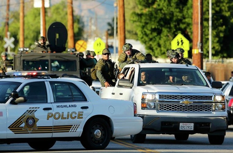 На месте стрельбы в Сан-Бернардино в Калифорнии, где были убиты более 12 человек в центре, который занимается оказанием помощи людям, страдающим умственными расстройствами.