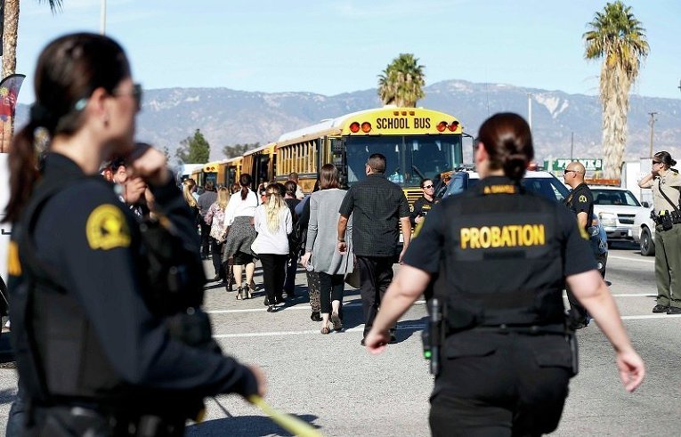 Офицеры полиции на месте стрельбы в Сан-Бернардино в Калифорнии, где были убиты более 12 человек в центре, который занимается оказанием помощи людям, страдающим умственными расстройствами.