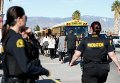 Офицеры полиции на месте стрельбы в Сан-Бернардино в Калифорнии, где были убиты более 12 человек в центре, который занимается оказанием помощи людям, страдающим умственными расстройствами.