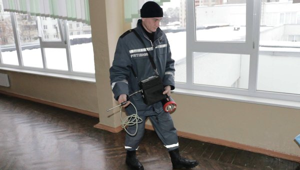 Работник ГСЧС на месте распыления неизвестного вещества в харьковской школе №162