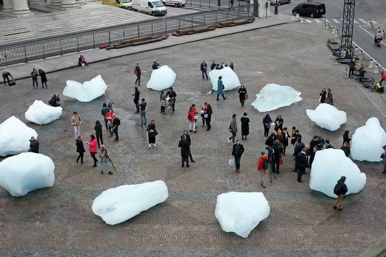 Ледяные блоки из Гренландии, установленные на Пляс-дю-Пантеон для проекта под названием Ice Watch Paris, Париж