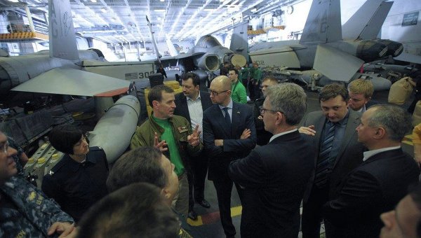 Яценюк посетил авиабазу НАТО и побывал на авианосце Гарри Трумэн
