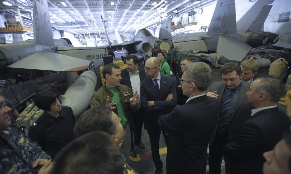 Арсений Яценюк посетил атомный авианосец ВМС США Гарри Трумэн