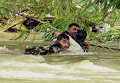 Солдаты индийской армии спасают мужчину, ставшего жертвой наводнения