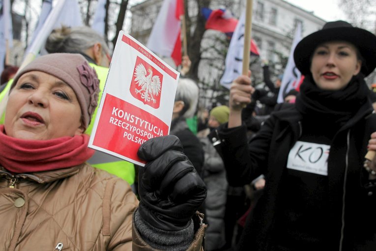 В Варшаве протестующие собрались под Конституционным судом в знак протеста против назначения пяти судей высшей судебной инстанции правящих консерваторов