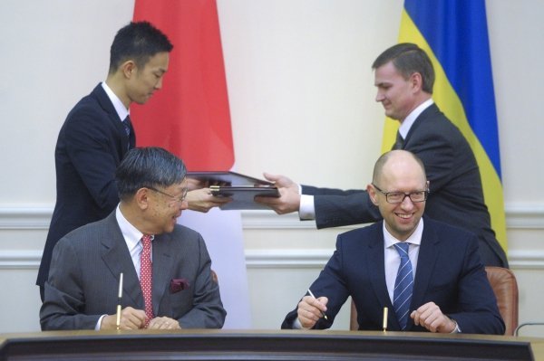 Посол Японии в Украине Шигеки Суми и премьер-министр Украины Арсений Яценюк