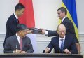 Посол Японии в Украине Шигеки Суми и премьер-министр Украины Арсений Яценюк