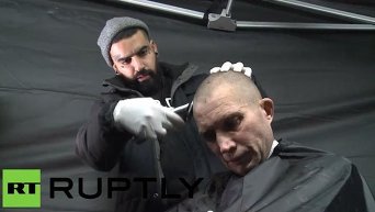 Австралийский мастер бесплатно подстриг бездомных в Санкт-Петербурге