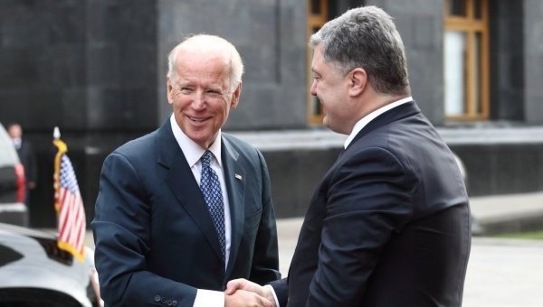 Встреча вице-президента США Джо Байдена и президента Украины Петра Порошенко. Архивное фото