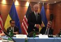Вице-президент США Джо Байден и посол США в Украине Джеффри Пайетт на встрече с депутатами и общественными активистами в Киеве