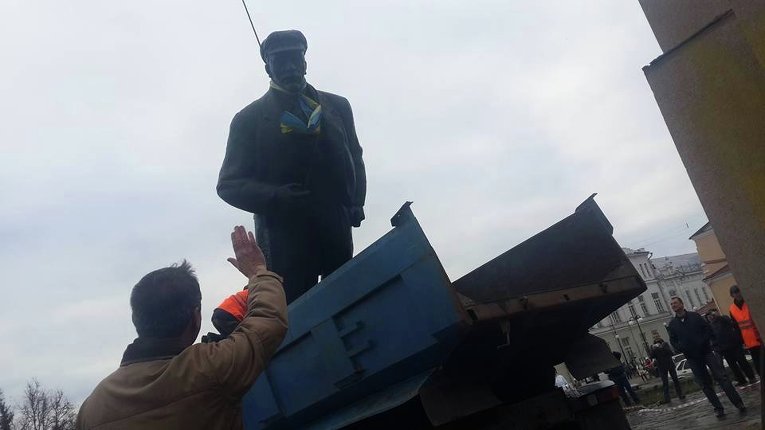 Демонтаж памятника Владимиру Ленину в Глухове Сумской области
