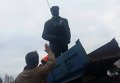 Демонтаж памятника Владимиру Ленину в Глухове Сумской области