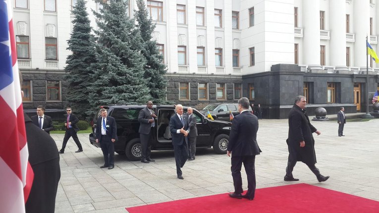 Джо Байден возле Администрации президента Украины