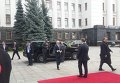 Джо Байден возле Администрации президента Украины