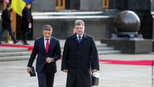 Петр Порошенко возле Администрации президента Украины в день приезда вице президента США Джо Байдена