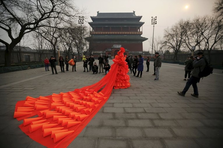 Акция китайского художник, протестующего против загрязнения воздуха.