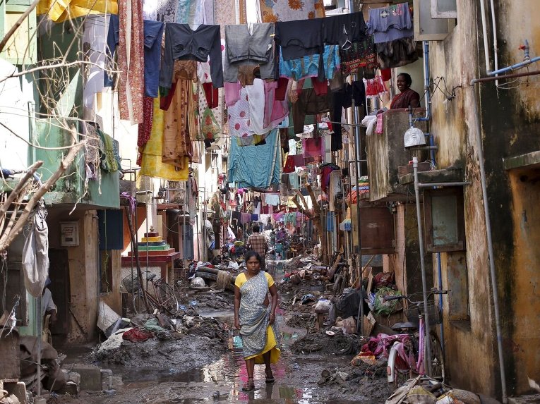 Индийская женщина идет за гумманитарной помощью в Ченнаи