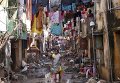 Индийская женщина идет за гумманитарной помощью в Ченнаи