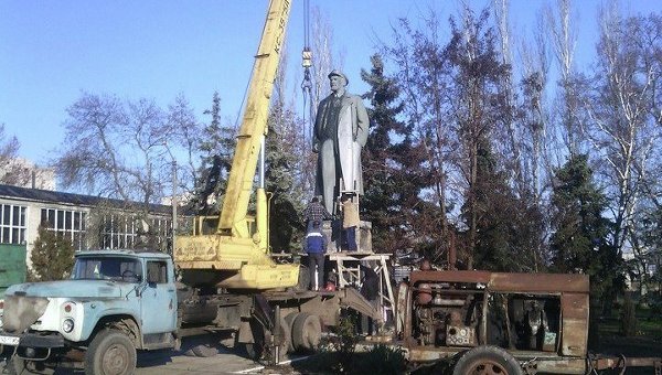 Демонтаж памятника Владимиру Ленину в Скадовске