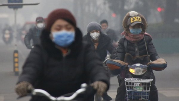 Пекин пережил первый день красного уровня тревоги из-за сильного смога