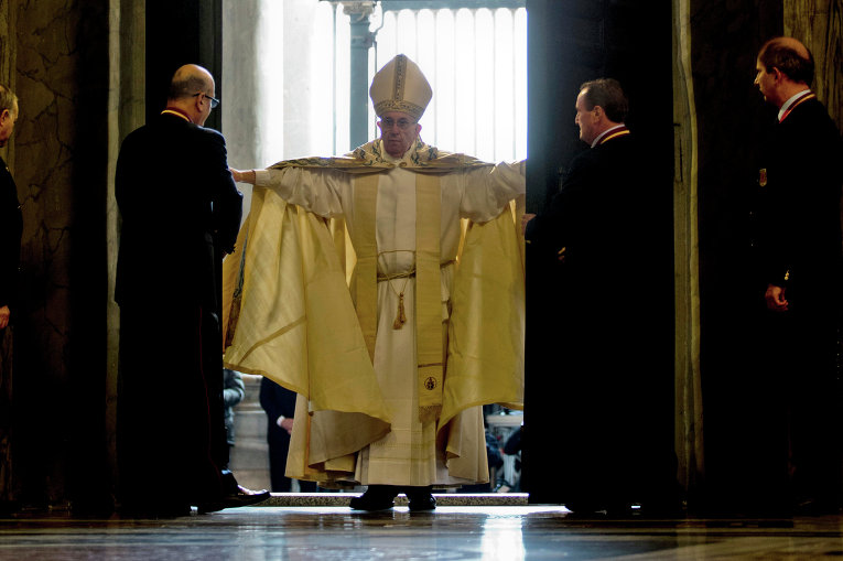 Папа Римский Франциск открывает дверь Базилика Святого Петра в Ватикане