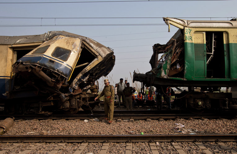 Железнодорожники и полицейские на месте столкновения двух поездов в северном штате Харьяна, Индия