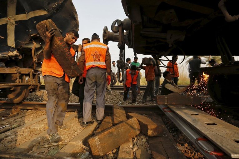 На месте столкновения двух поездов в северном штате Харьяна, Индия